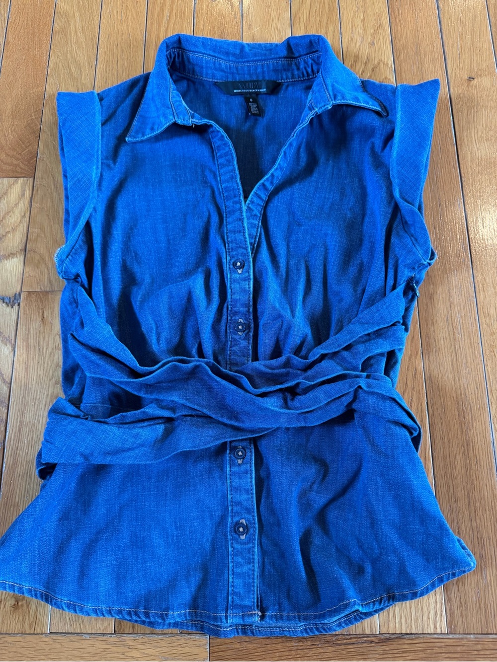 White House Black Market Sleeveless Button-Down Top Denim Blue Jean Sz 6
